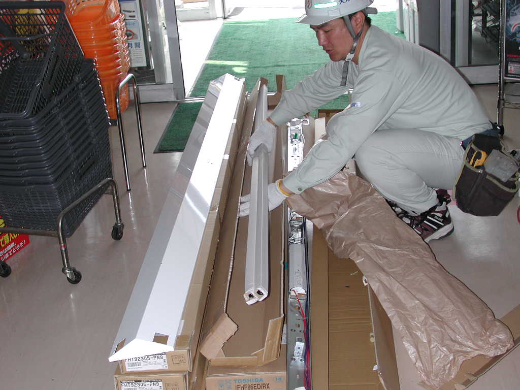 新しい照明です８６Wの２灯式です