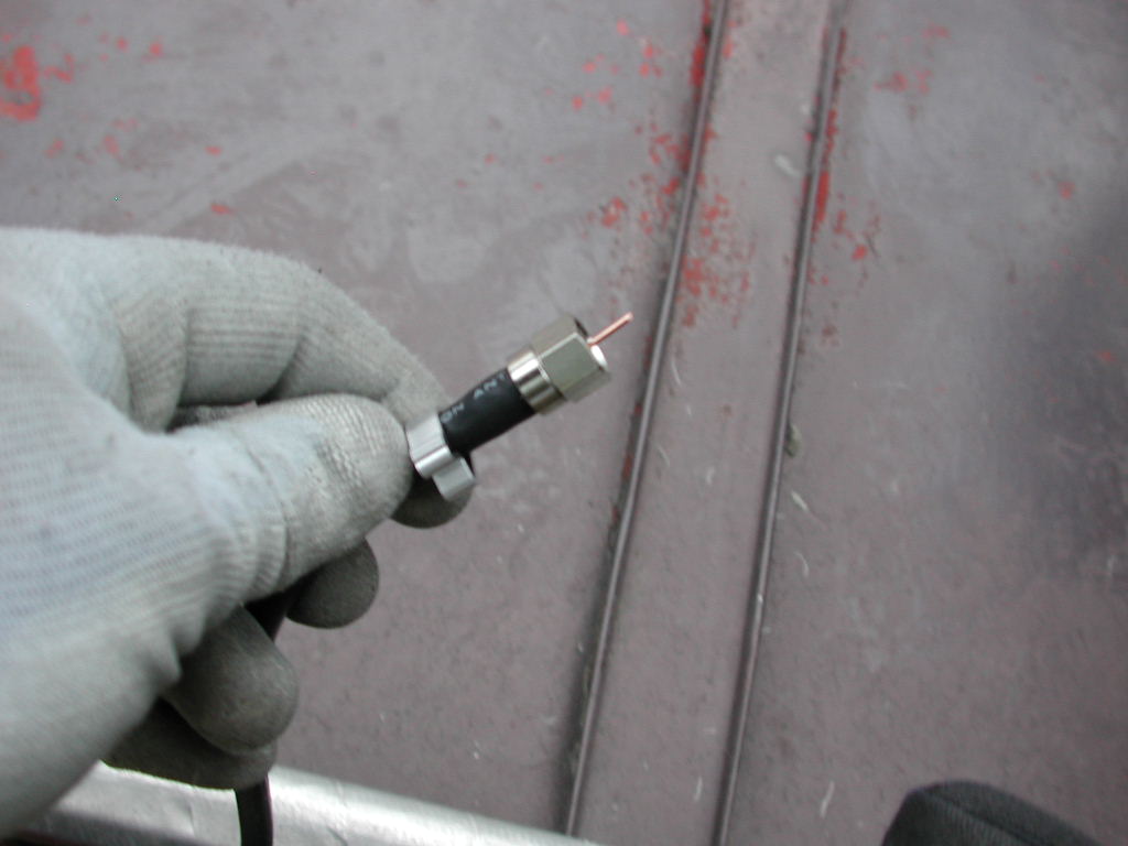 リングを電線にはめます。