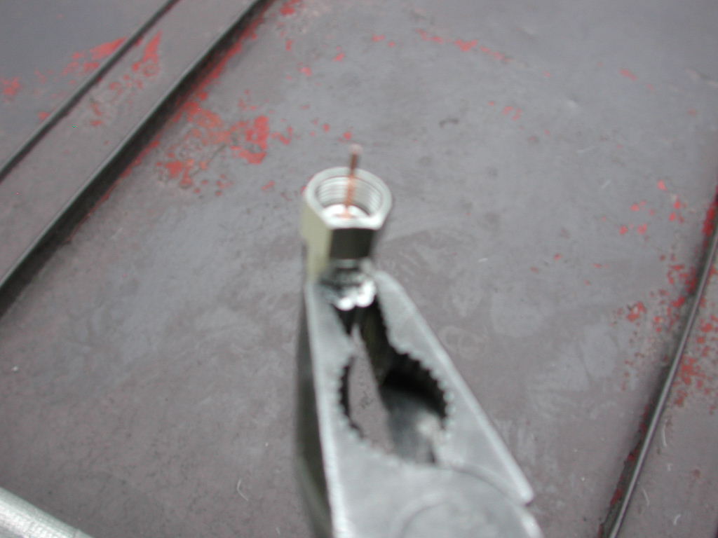 リングをペンチを挟んでつぶします。