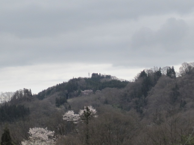 やまの向こう側にテレビの中継局のアンテナが見えます