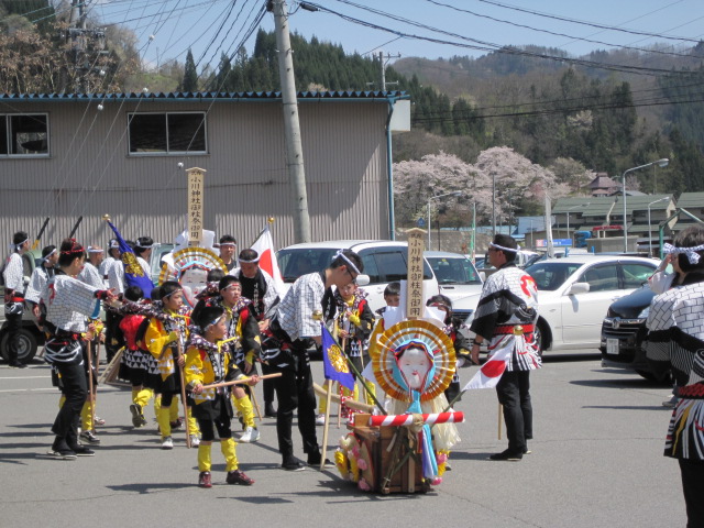今、小川村は御柱祭です