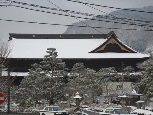 朝起きたらあたり一面真っ白で 善光寺さんの周辺は雪が１２ｃｍ位積もりました