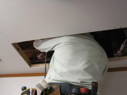 天井裏のエアコン用の吊具を取付けて配管をします