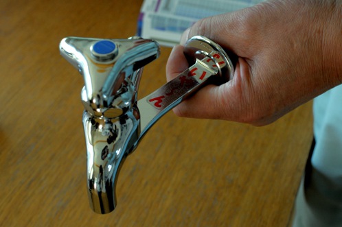 オモシロ蛇口アリマス06