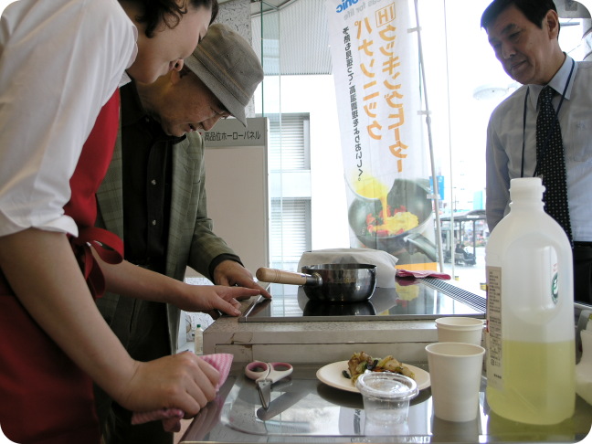 IHクッキング・デモンストレーターによる解説付き体験ブース