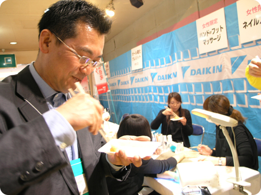 牛乳モチを食べる