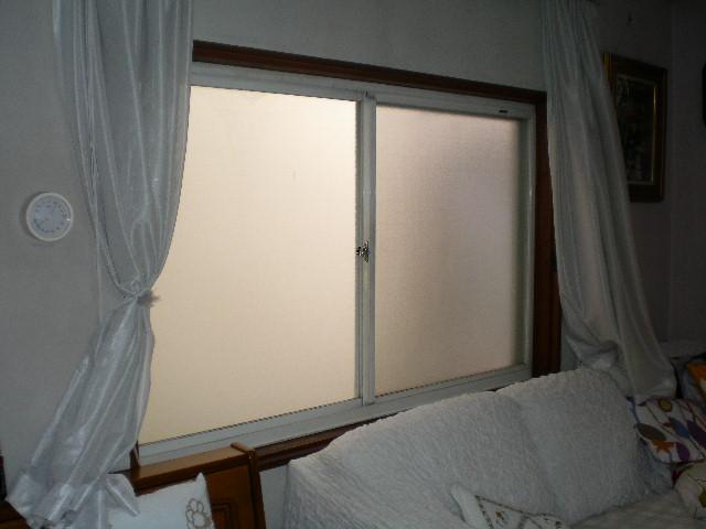 取りつけ前のリビング窓