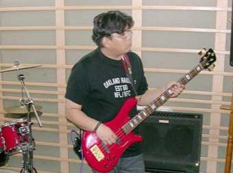 バンドで演奏中