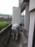 持ち上げますよ。エコキュートを運びます。長野県長野市エコキュート工事です。エコ電化本舗㈱大光電気商会