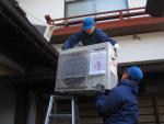 上に持ち上げるよ！【長野県長野市パナソニック?エコナビエアコン工事】【長野県長野市オール電化工事】街の電気屋さん・エコ電化ＪＰ【大光電気商会】