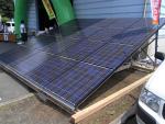入口にも太陽光発電・・