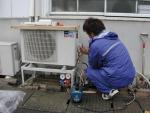 真空引きをします【ズバ暖エアコン工事】【長野県長野市】オール電化・エコ電化JP【大光電気商会】