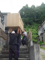 東京都　日の出町　エコキュート階段越え