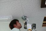 金具を付けます【シーリングファン工事】【長野県長野市】オール電化・エコ電化ｊｐ【大光電気商会】