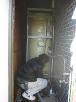 狭い処に設置したエコキュートです。