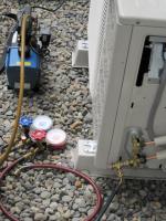 真空ポンプを使用します【エアコン工事】【長野県長野市】オール電化・エコ電化JP【大光電気商会】