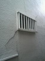 震災の影響？外壁のひび割れ・・