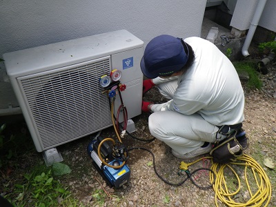 引越しのエアコンを取付けます。どのようなエアコンでもすべて対応します。(長野県長野市電気設備工事)エコ電化本舗㈱大光電気商会