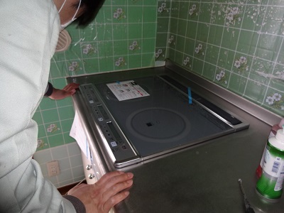 IHクッキングヒーターの位置を調整します(長野県長野市電気設備工事)長野県長野市IHクッキングヒーター工事・エコ電化本舗 ㈱大光電気商会