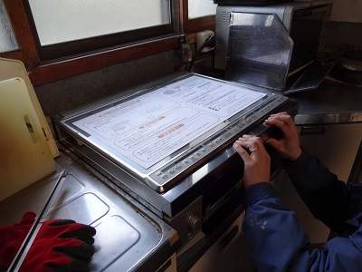 据え置き型ガスコンロをビルトイン型IHクッキングヒーターに交換します。(長野県 長野市 電気設備工事)エコ電化本舗 ㈱大光電気商会