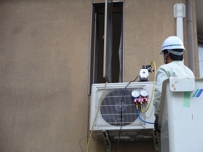 配管の真空引きをします。(長野県 長野市 電気設備 工事)長野県 長野市 エアコン工事・エコ電化本舗 ㈱大光電気商会