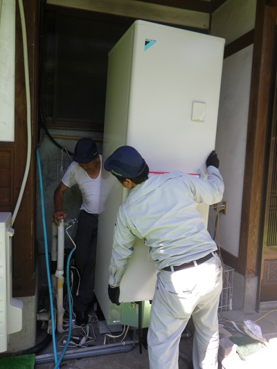 こちらへ出て下さい。(長野県 長野市 エコキュート工事)エコ電化本舗 ㈱大光電気商会