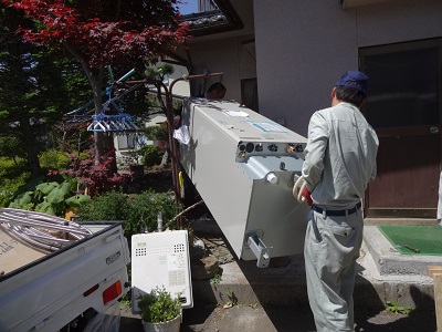 足元に気をつけて下さい。灯油給湯器を撤去してエコキュートに交換します。長野県長野市エコキュート工事・エコ電化本舗㈱大光電気商会