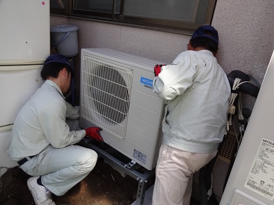 持ち上げますよ。灯油給湯器を撤去してエコキュートに交換します。長野県長野市エコキュート工事・エコ電化本舗㈱大光電気商会