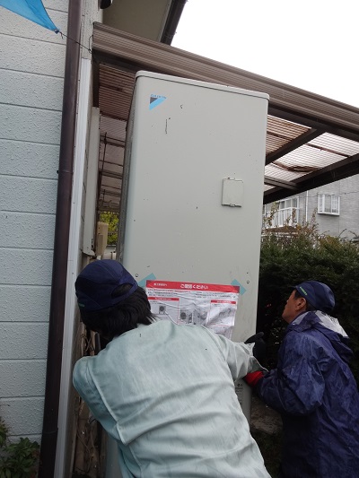 エコキュートが天井に当りそうでしたが無事に取付出来ました。(長野県長野市電気設備工事) エコ電化本舗 ㈱大光電気商会