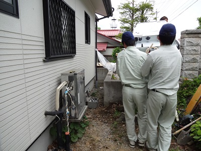 足元に注意して下さい。エコキュートを搬入します。(長野県長野市電気設備工事)エコ電化本舗㈱大光電気商会