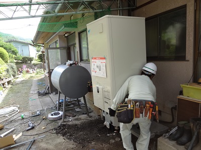 しっかり持って下さい、持ち上げますよ。（長野県長野市電気設備工事)（長野県長野市エコキュート工事)エコ電化本舗 株式会社大光電気商会