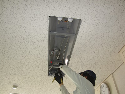 事務所の蛍光灯ランプをLEDランプに交換します。(長野県 長野市 電気設備工事) 長野県 長野市 LED照明工事・エコ電化本舗 ㈱大光電気商会