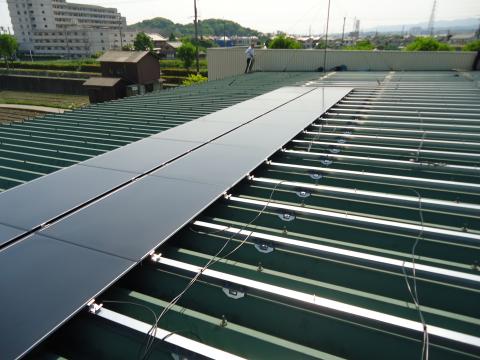 ヤマト運輸倉庫に３６ｋｗシステム設置工事を行っています。