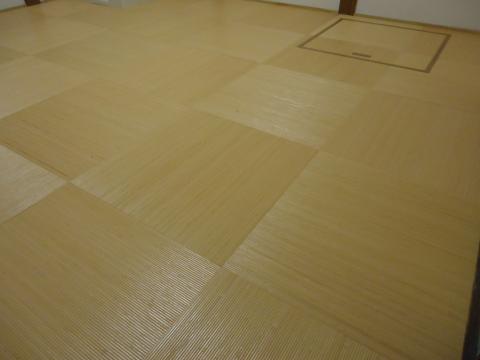 脱衣場の床に使った、スリムタイルカーペット（竹製）です。