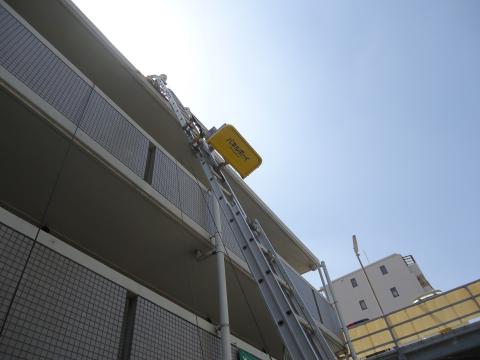 豊中服部西マンションへの産業用太陽光発電設置工事スタートです。