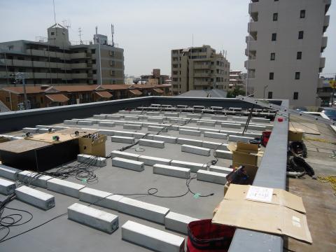 豊中市服部西マンションへの産業用太陽光発電設置工事２日目です。