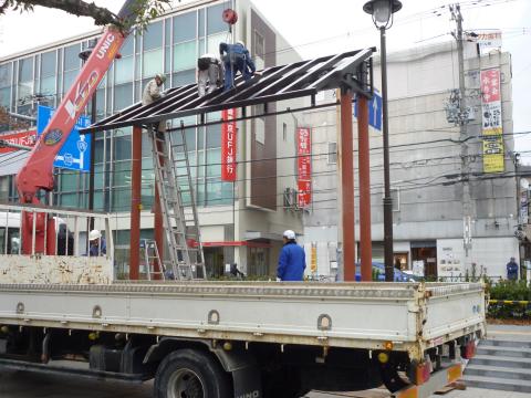 ウォンバットファミリー像の頭上に！太陽光発電パネルを施工承る工程Ｖ（＾０＾）ｖ