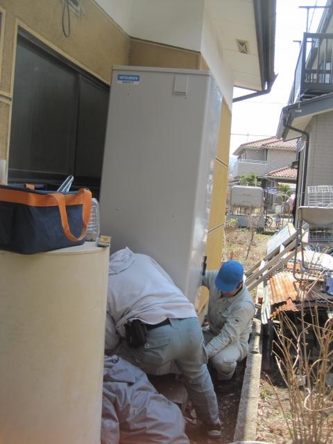 ボルトを締めるよ！【長野県長野市エコキュート工事】【長野県長野市】エコ電化JP【大光電気商会】