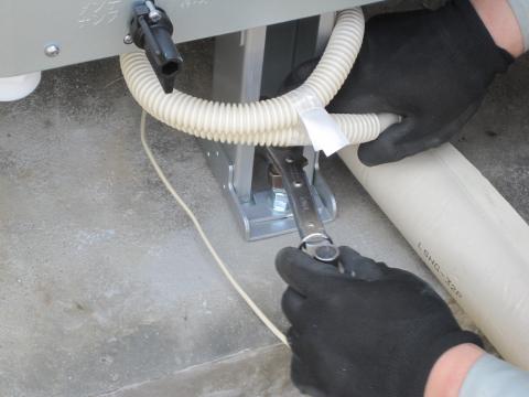 しっかり固定します【長野県長野市エコキュート工事】【長野県長野市オール電化工事】街の工事屋さん・エコ電化JP【大光電気商会】へご依頼下さい