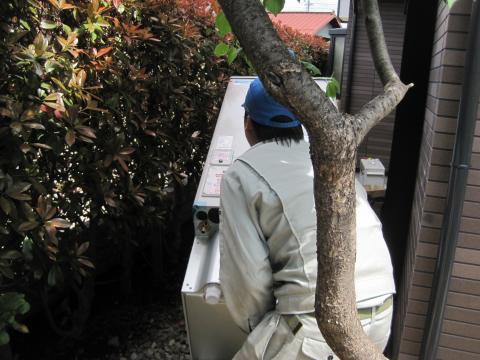 出窓をくぐります！【長野県駒ケ根市エコキュート工事】【長野県長野市オール電化工事】街の工事屋さん・エコ電化ＪＰ【大光電気商会】