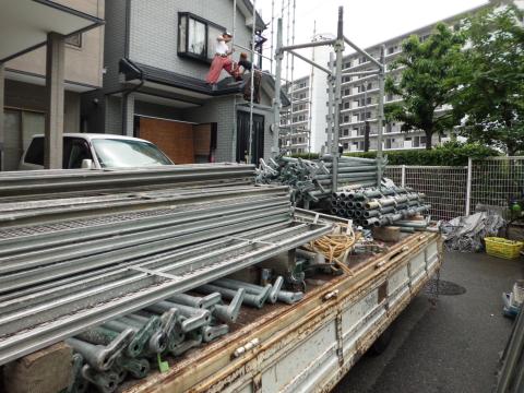 太陽光発電・安全対策としての足場工事中