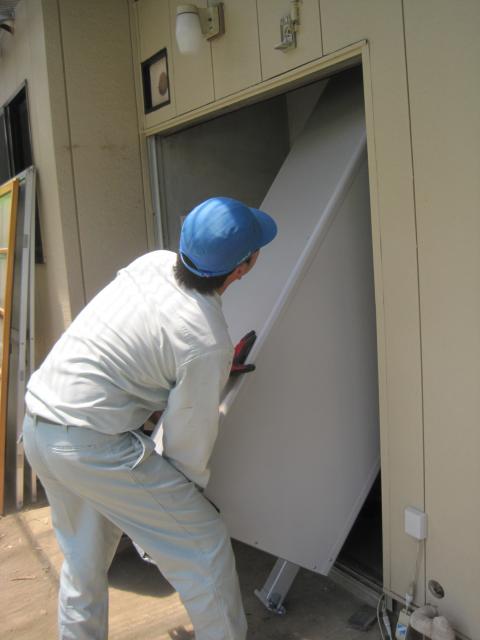 持ち上げますよ！！【長野県長野市エコキュート工事】省エネ電化ＪＰ・エコ電化ＪＰ【大光電気商会】信頼と実績が自慢です