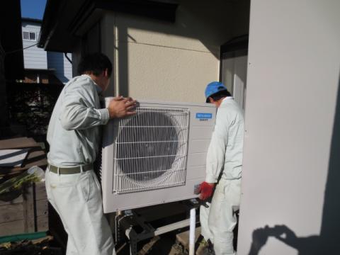 もう少し後ろへずらして下さい【長野県長野市・上伊那市エコキュート工事】省エネ電化・エコ電化ＪＰ【大光電気商会】