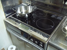 埼玉県鳩ヶ谷市里　「ハウスセンター」さま　オール電化工事(エコキュート・IH)、単３切り替え工事