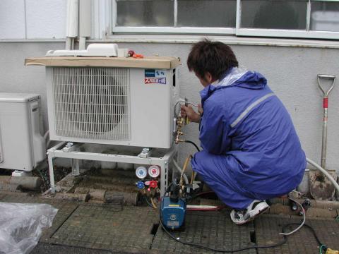 真空引きをします【ズバ暖エアコン工事】【長野県長野市】オール電化・エコ電化JP【大光電気商会】