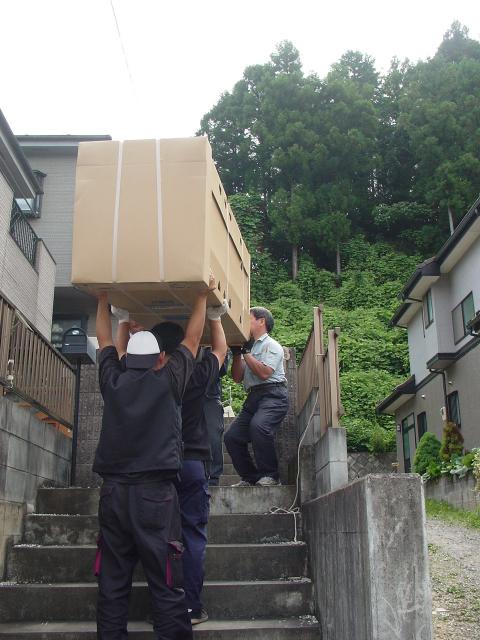 東京都　日の出町　エコキュート階段越え