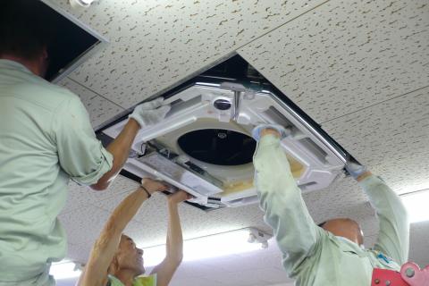 みんなで持ち上げて！【エアコン工事】【長野県長野市】オール電化・エコ電化ＪＰ【大光電気商会】