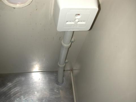 床の配管穴もコーキングをします【IHクッキングヒーター工事】【長野県長野市】オール電化・エコ電化ＪＰ【大光電気商会】