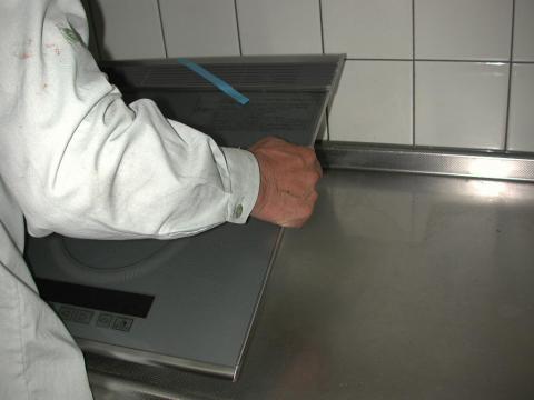 取付けは一人で充分です【IHクッキングヒーター工事】【長野県長野市】オール電化・エコ電化ＪＰ【大光電気商会】