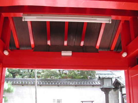 朱色の門に白色のセンサー【センサー工事】【長野県長野市】エコ電化ＪＰ【大光電気商会】